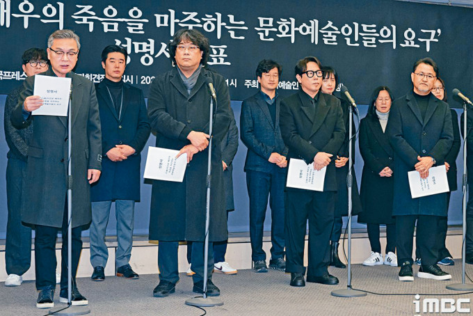 （左起）金義聖、奉俊昊、尹鍾信等昨現身記招，要求徹查李善均死亡案。