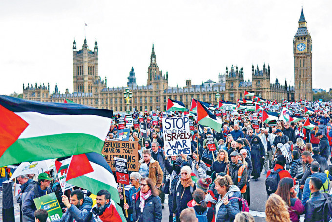 倫敦國會大廈附近昨日有支持巴勒斯坦的示威。