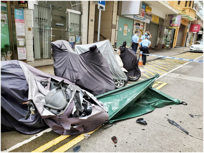 電單車被壓毀。警方以帳篷遮蓋死者遺體。