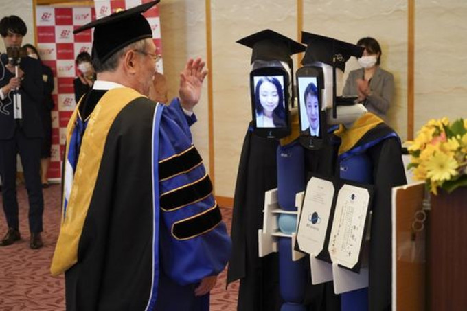 日本大學以機械人代表學生行畢業禮。(網圖)