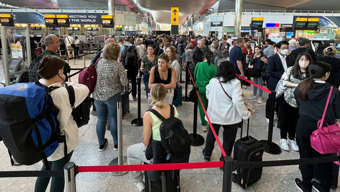 英国多个机场近日因为航空公司人手不足，取消大量航班，致旅客被迫滞留机场。AP图