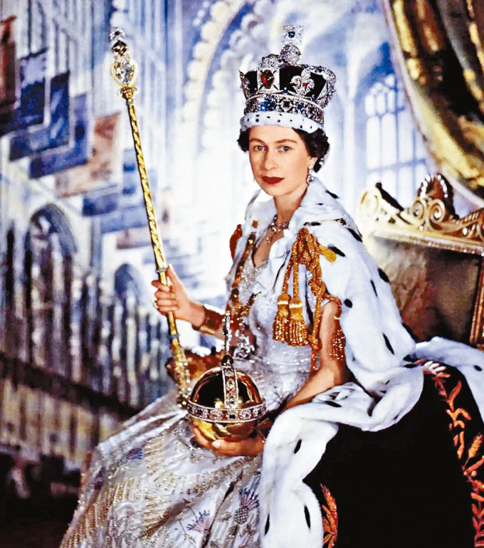 英女皇伊利沙伯二世于一九五三年举行加冕仪式，当时她年仅二十七岁。