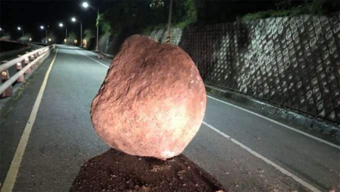 台東長濱鄉永福路段邊坡掉落的巨石。中央社