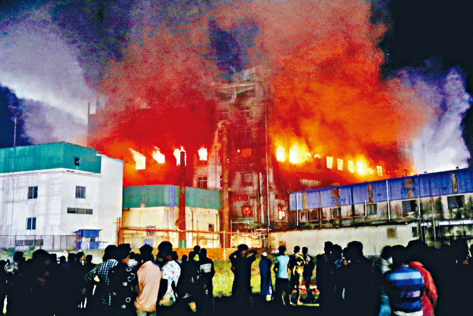 ■达卡郊区的工厂爆发大火。