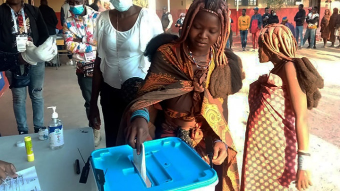 安哥拉大选投票结束，官方统计指执政党暂时领先。AP图片