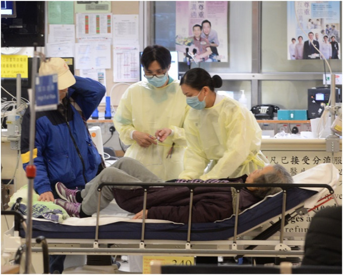 梁智仁指最挤迫的病房主要集中在内科及老人科。