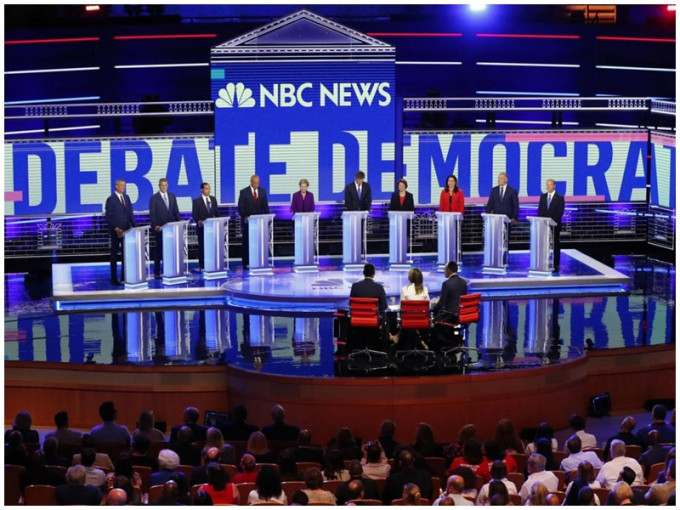 其中10名民主黨總統參選人進行首場電視辯論。AP