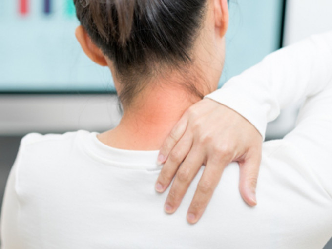 肩膀酸痛是常见的都市病。网图
