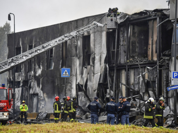 飛機墜向建築物後猛烈焚燒。