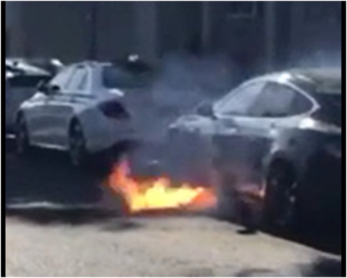 影片中可以看到熊熊火焰從車底燃燒。網圖