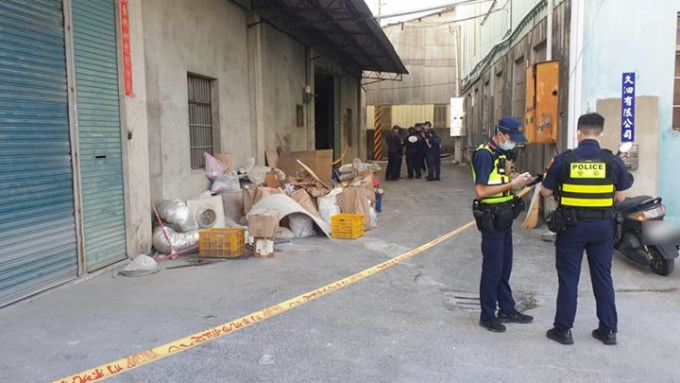台中警方封锁发现胶桶藏尸的工厂，以便进一步调查。中时图片
