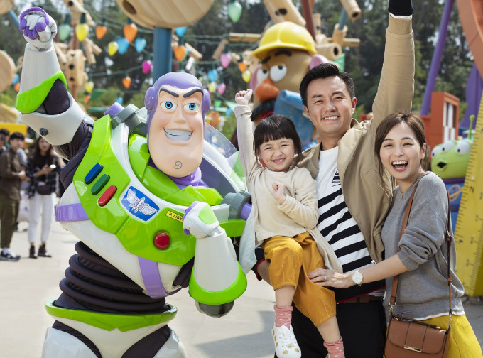 香港迪士尼乐园推出限时父亲节专享:「食 、玩」家庭优惠。香港迪士尼图片