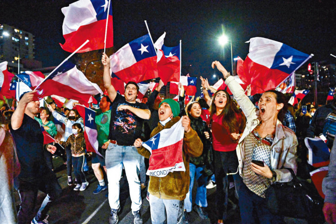 智利新宪法草案遭公投否决后，民众周日在首都圣地亚哥上街庆祝。