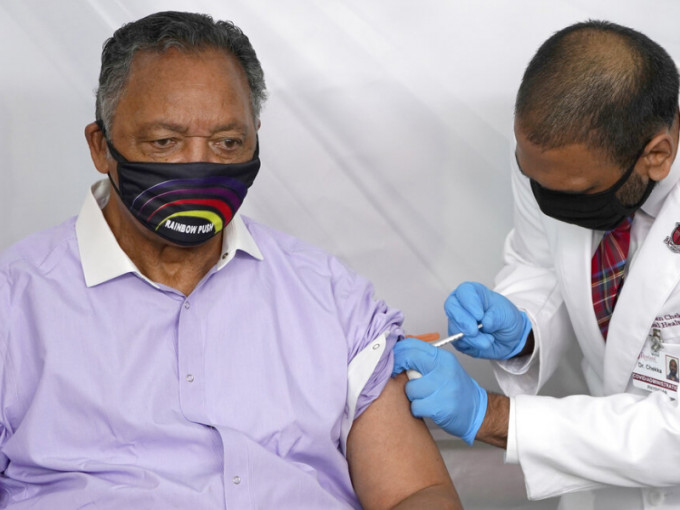 杰克逊今年一月曾公开接种疫苗。AP资料图片