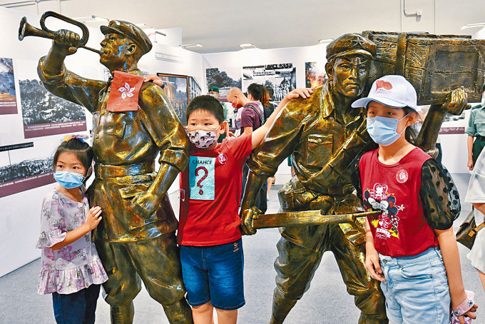 ■中國共產黨成立一百周年大型主題展覽揭幕，不少學童入場參觀。