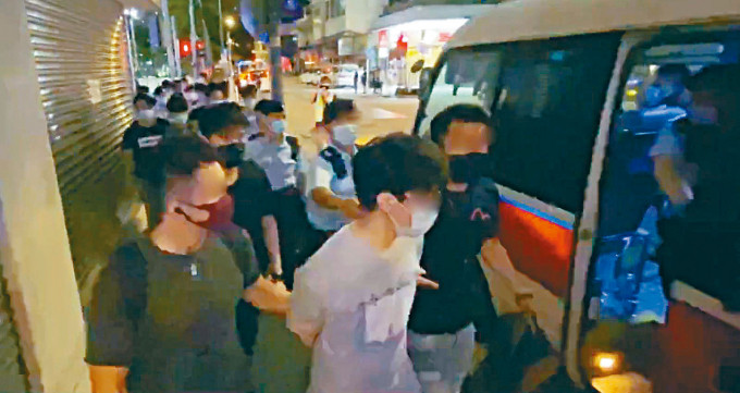 ■涉嫌「快閃」堵路的青年迅即被趕至的警員拘捕帶署。