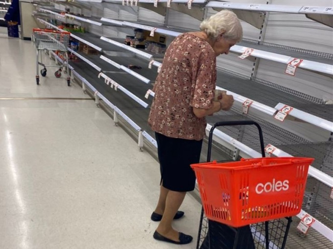 澳洲老婦搶購不到物資。網圖
