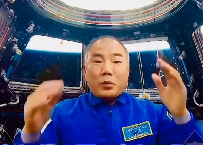 日本太空人野口聰一在國際太空站為電視節目自拍影片，分享日常「離地」生活。影片截圖