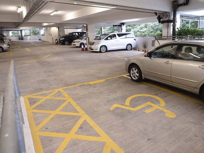 泊车证明书让持证人在接载残疾人士时，可在运输署辖下的政府多层停车场特定停车位泊车。资料图片