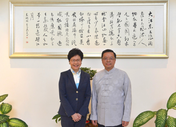 林郑月娥（左）拜会中国驻东南亚国家联盟大使黄溪连（右）。政府新闻处图片