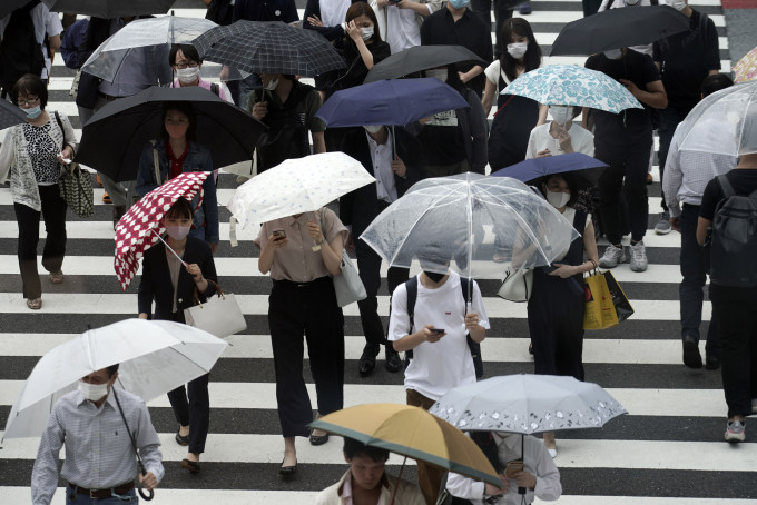 日本政府将与专家开会商讨防止病毒扩散措施。 AP图