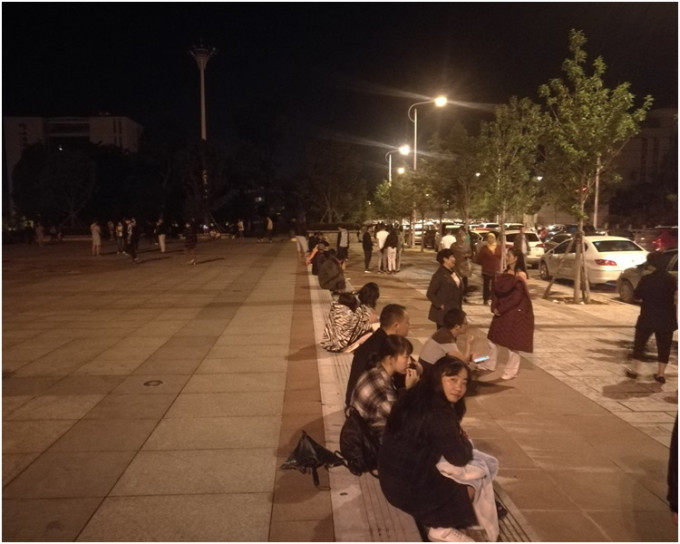 民众在地震发生走到新区广场暂避。图:通海县委宣传部