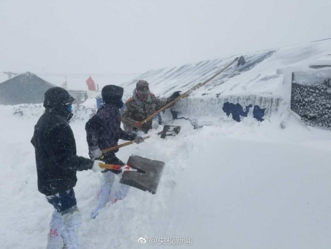 当地出动官兵铲雪。图：央视