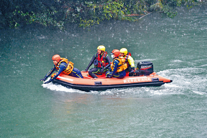 ■新北市搜救人員乘坐橡皮艇在六合橋附近尋找失蹤民眾。