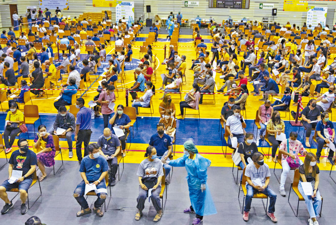 泰日曼谷青年中心周一有大批民众等候接种科兴疫苗。