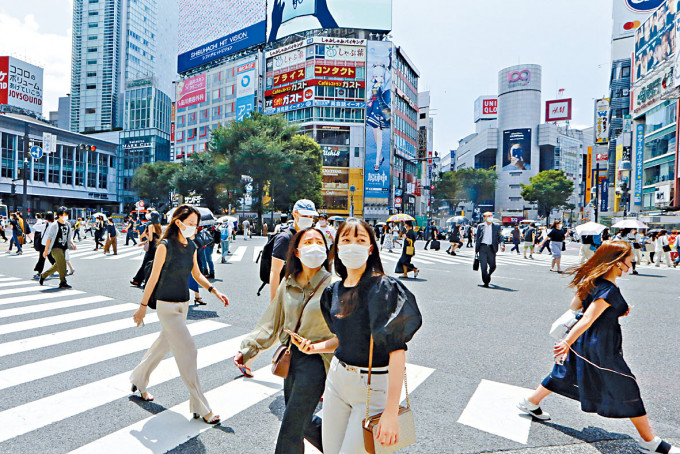 ■东京街头行人戴着口罩。