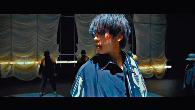 MV中姜B一臉血污。