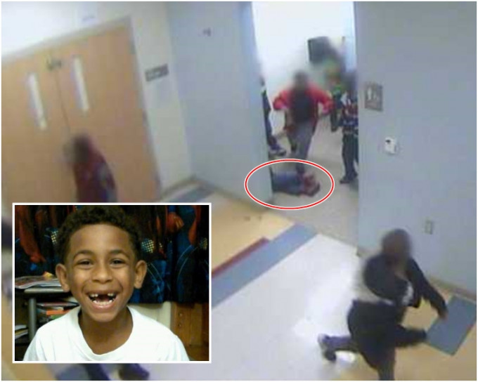 加布里埃尔（小图及红圈内）在洗手间内被另一名学童殴打及拉跌在地上。