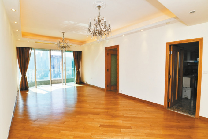 君滙港1座高層A室，實用面積1371方呎，現叫租63000元。