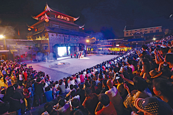 湖南張家界《魅力湘西》多名觀眾染疫，劇場停演一周。