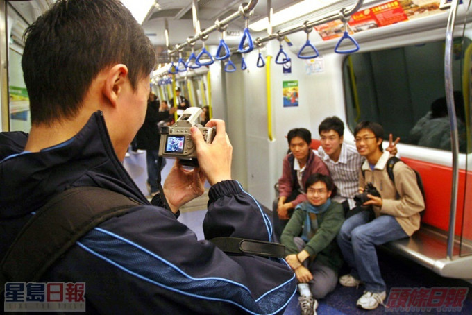 九鐵最後一天營運，市民拍照留念。資料圖片