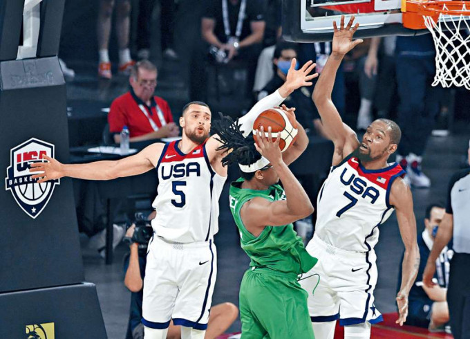 美国男篮纵有NBA星将杜伦（右）压阵，东奥首场热身赛仍遭遇滑铁卢。
