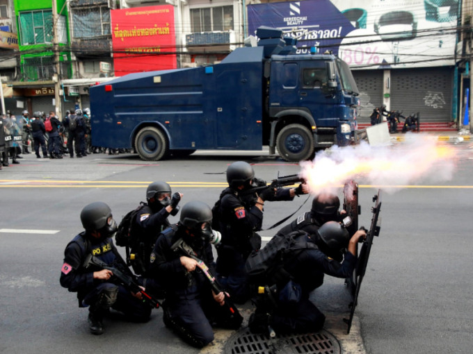 曼谷防暴警以催淚彈和水炮車驅散群眾。路透社圖片