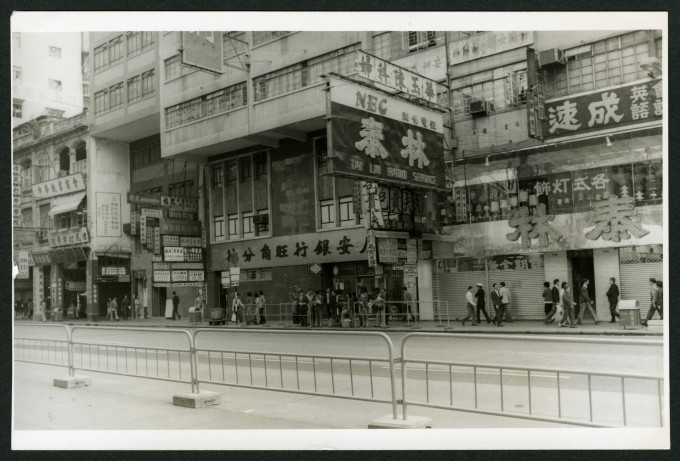攝於1976至1980年的彌敦道。政府檔案處圖片