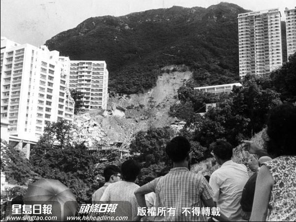 旭和大厦倒塌后，大批市民围观。资料图片