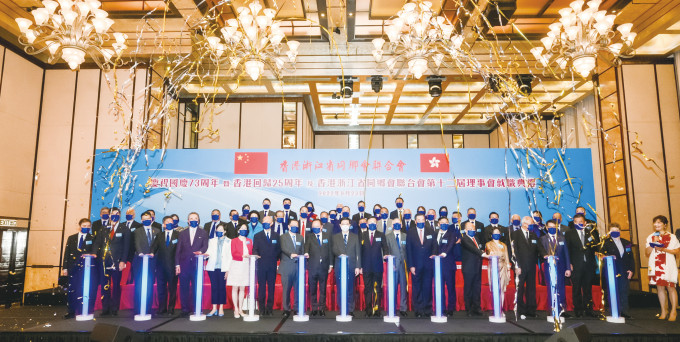 陈仲尼会长与一众主礼嘉宾及第十二届理事举行就职亮灯仪式。