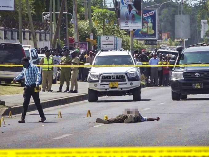 非洲坦桑尼亚的法国大使馆附近爆发激烈枪战，造成5人死亡，包括3名警员。AP图片