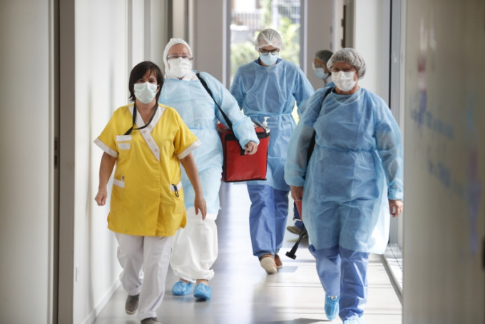 截至上周，美国超过9000名医疗工作者感染了新型冠状病毒，累计27名医疗工作者死亡。AP图