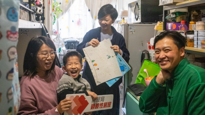 房屋局局长何永贤探访同心村住户。何永贤FB图片