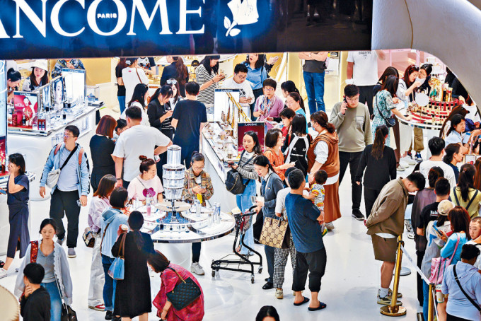 大年初三，众多游客正在三亚国际免税城购物。