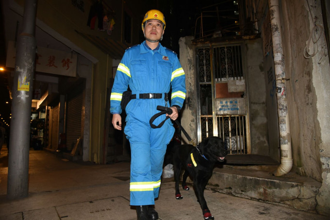 动消防调查犬「森仔」到场协助调查。