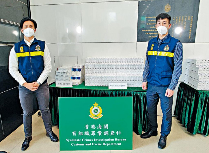 海关高级调查主任王逸彦（右）及调查主任伍思齐，展示检获的走私药物。