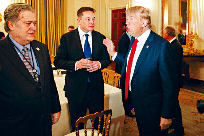 2017年时任总统特朗普在白宫会晤商界领袖，也有邀请马斯克。