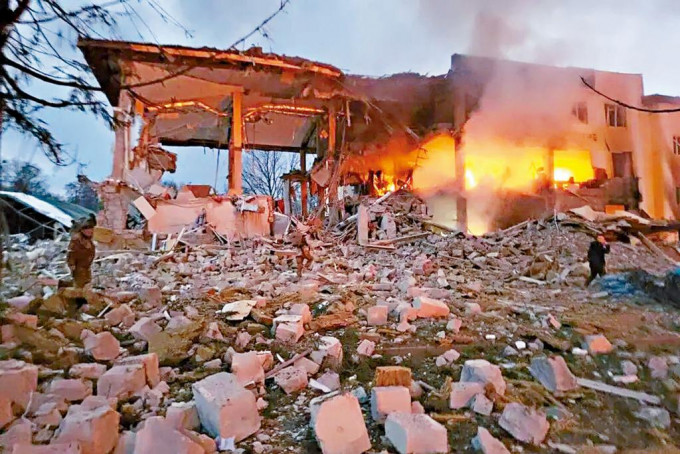 乌克兰西部亚沃里夫军事训练基地遭俄军导弹袭击，严重损毁。　
