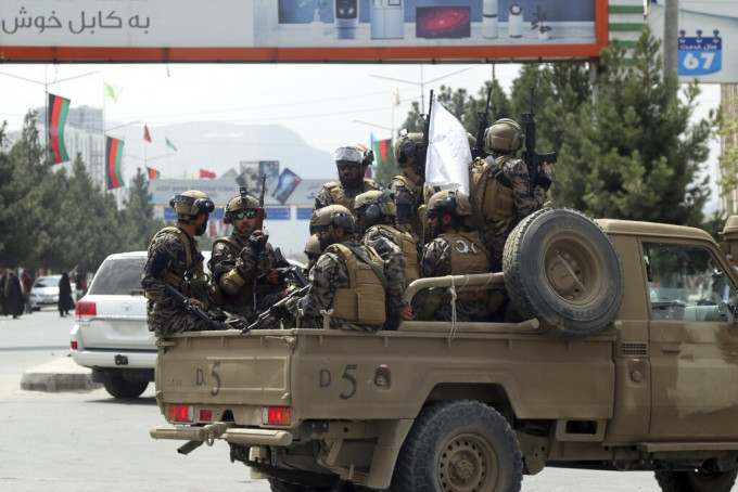 喀布尔机场外的塔利班武装分子。AP图片