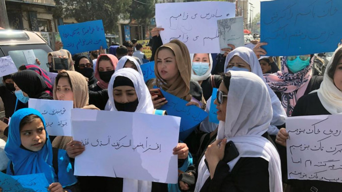 一批女生走上首都喀布爾街頭抗議。AP